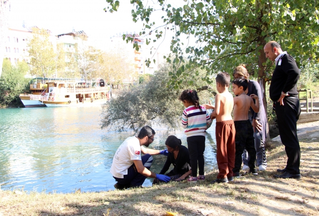  Irmağa düşen 2 çocuk ve 2 anne son anda kurtarıldı 