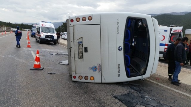  işçi servisi devrildi: 11 yaralı