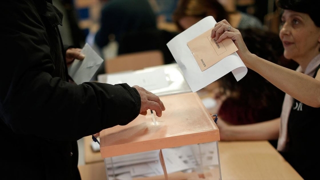 İspanya'daki seçimler ülkedeki siyasi belirsizliği derinleştirdi