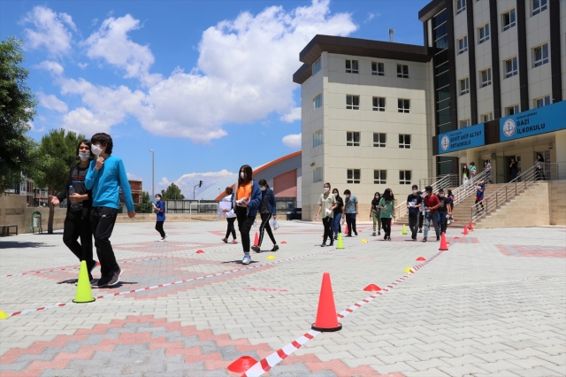 Isparta ve Burdur'da 11 bin 848 öğrenci LGS heyecanı yaşadı