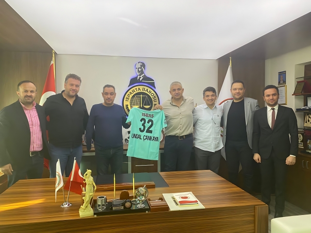 Isparta 32 Spor'a destek veren Baro, pembe-yeşilli takımın yanında yer alıyor