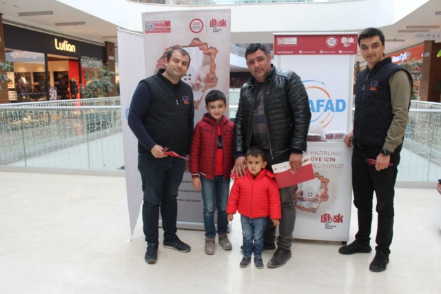 Isparta AFAD Centrum Garden Alışveriş Merkezinde DASK Standı Açtı