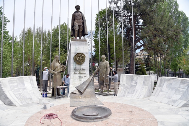 Isparta Atatürk Anıtı ve Gülcü İsmail Efendi heykelinde
bakım