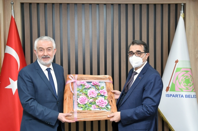Isparta Belediye Başkanı, Bakan Dönmez’e
GES Projeleri hakkında bilgi verdi