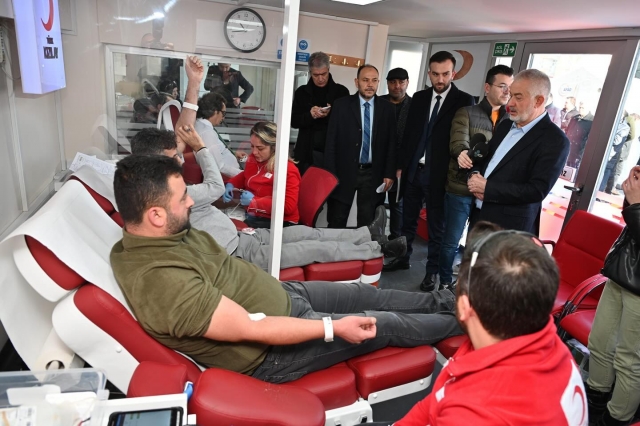 Isparta Belediye Başkanı Başdeğirmen ve AK Parti Teşkilatı Kan Bağışında Bulundu