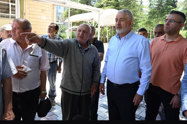 Isparta Belediye Başkanı Cami Çevresindeki Çalışmaları İnceledi