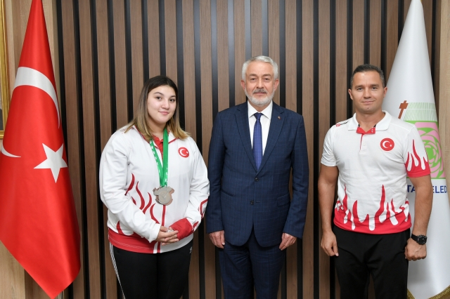 Isparta Belediye Başkanı, madalya avcısı Çevik’i kutladı