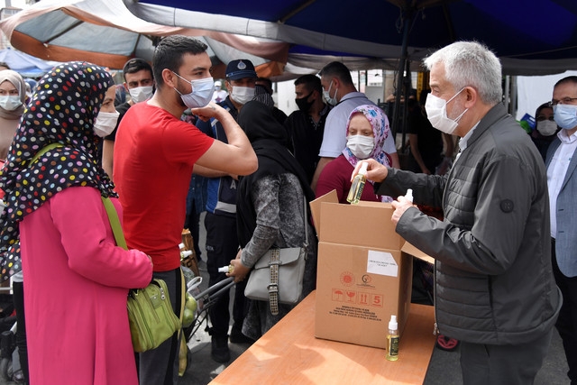 Isparta Belediye Başkanı semt pazarlarında incelemelerde bulundu