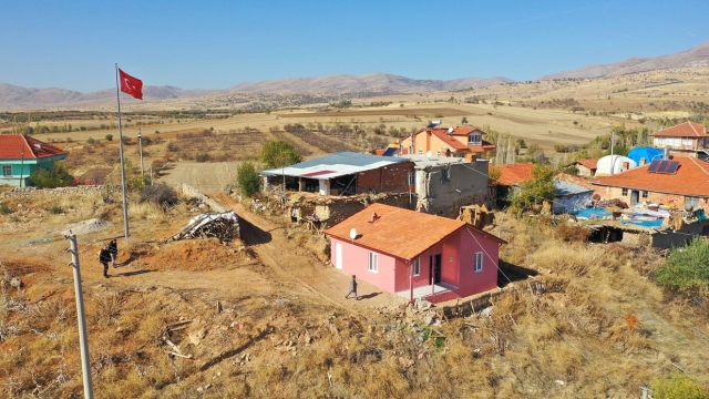 Isparta Belediye Başkanı Şükrü Başdeğirmen, Körküler Köyü'nde Şahan Kardeşlere Yeni Ev Verdi
