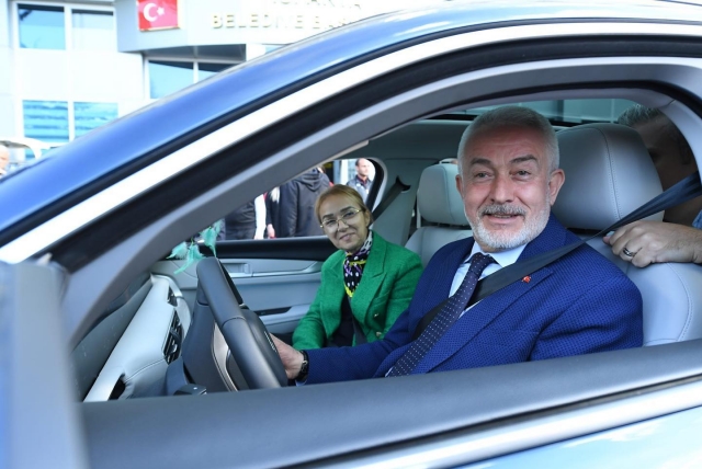 Isparta Belediye Başkanı Şükrü Başdeğirmen, yerli ve milli otomobil TOGG'u test etti




