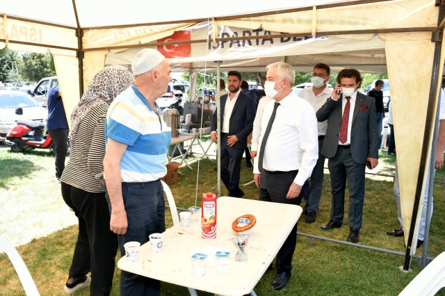 Isparta Belediyesi 200 engelli, yaşlı ve
yalnız yaşayan vatandaşın kurbanını kesti