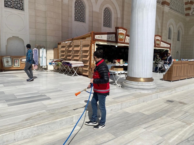 Isparta Belediyesi, Çamlıca ve Cennet Camilerini Gül Suyuyla Yıkadı