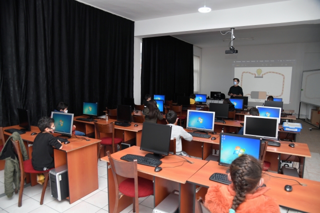 Isparta Belediyesi çocuklara robotik kodlamayı öğretiyor