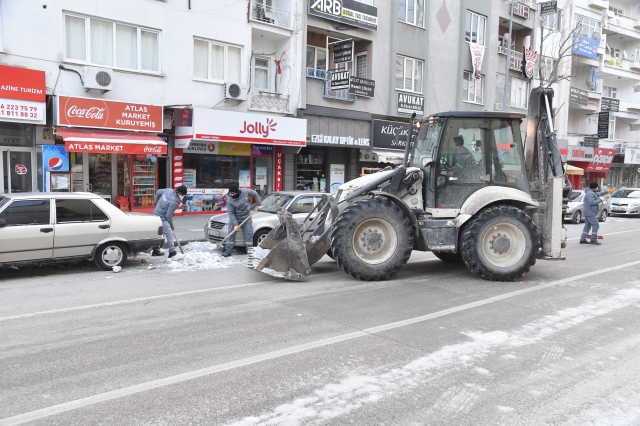 ​Isparta Belediyesi karla mücadelede büyük takdir topladı