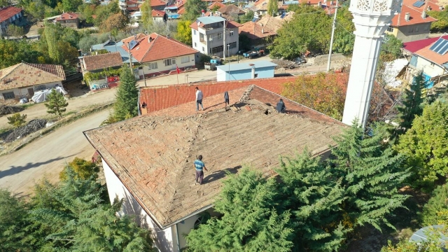 Isparta Belediyesi, Körküler Köyü İ. Caferi Sadık Camii Çatısını Yeniledi