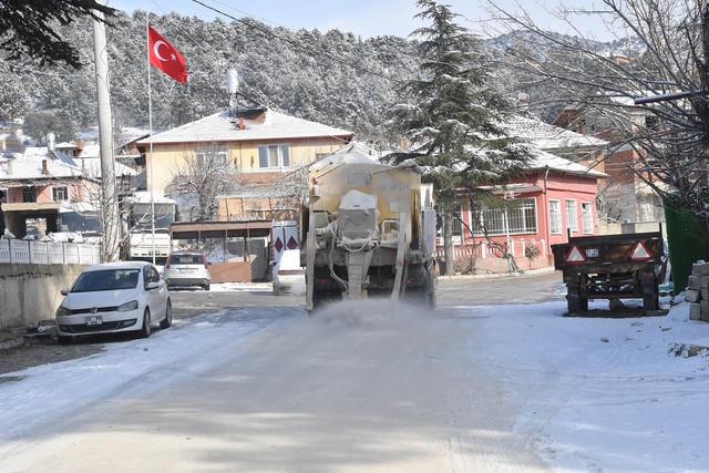 ​Isparta Belediyesi köylerde tuzlama çalışması yaptı