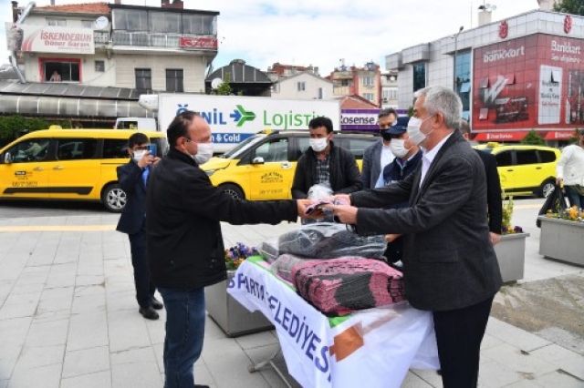 Isparta Belediyesi namaz alanlarını Cuma Namazı
öncesi gülsuyu ile yıkadı, seccade ve maske dağıttı