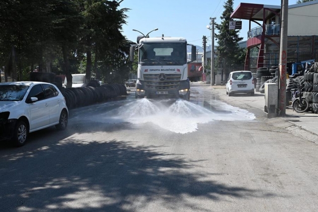 Isparta Belediyesi, Sanayi Sitelerinde Temizlik Çalışmalarını Devam Ettiriyor