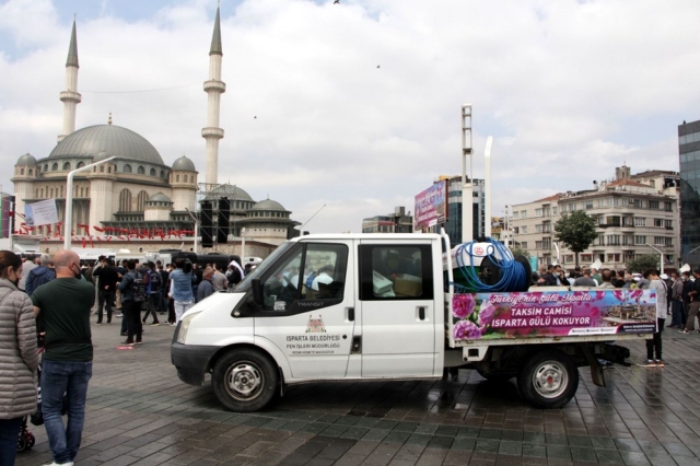 Isparta Belediyesi tarafından Taksim Cami ve çevresine 25 ton gül suyu sıkıldı
