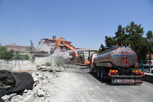 Isparta Belediyesi Trafiği Rahatlatmak İçin Yol Üzerindeki Evleri Yıkıyor