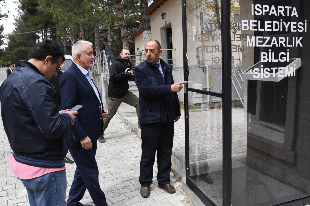 Isparta Belediyesi, Vatandaşların Mezarlıkta Kaybolmasını Önlemek İçin Yeni Bir Uygulama Başlattı