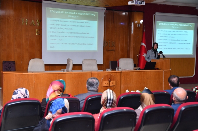 Isparta Belediyesinden anne-babalara ‘Çocuklar Sınırlara Neden İhtiyaç Duyar?’ semineri verildi