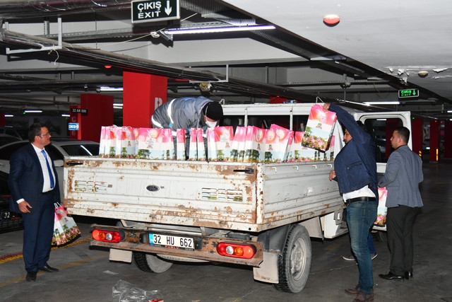 ​Isparta Belediyesinden sağlık çalışanları
ve karantinadaki umrecilere hediye seti