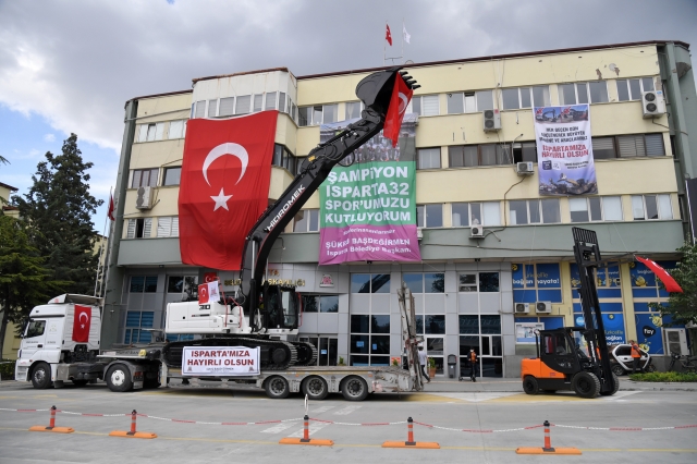 Isparta Belediyesine 2 yeni iş makinesi daha kazandırıldı