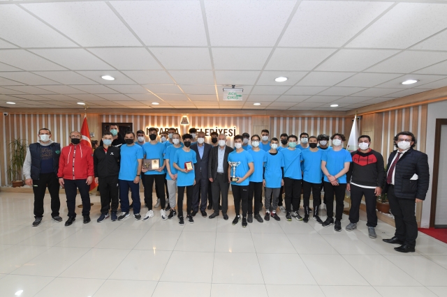Isparta Belediyespor Hentbol Takımı 2.Ligr yükseldi