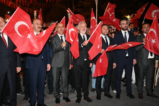 Isparta’da Cumhuriyet Bayramı Coşkusu: Fener Alayı ve Bayrak Yürüyüşünde Binlerce Vatandaş Buluştu
