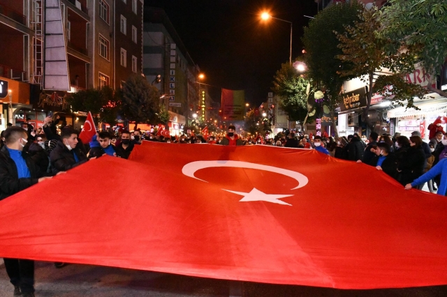 Isparta’da Cumhuriyet coşkusu düzenlenen kabul töreni ve fener alayıyla devam etti