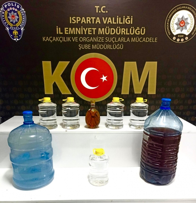 ISPARTA’DA KAÇAK ALKOL OPERASYONU: 33,5 LİTRE SAHTE İÇKİ ELE GEÇİRİLDİ