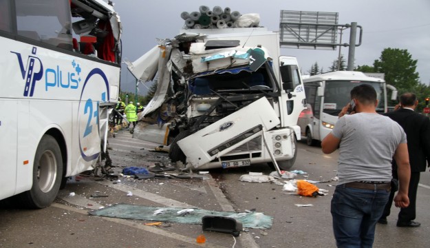  Isparta’da kamyon yolcu otobüsüne çarptı: 7 yaralı   