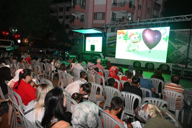 Isparta&rsquo;da yaz akşamları &ccedil;ocukların neşesiyle renklendi