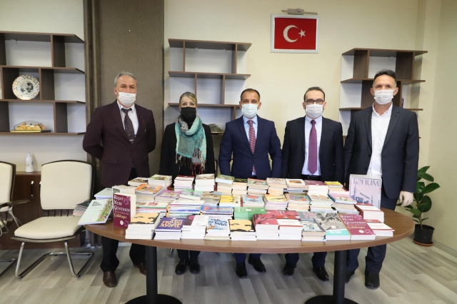 Isparta Eğitime Destek Platformundan "Kütüphanesiz Okul Kalmayacak" Projesine Destek