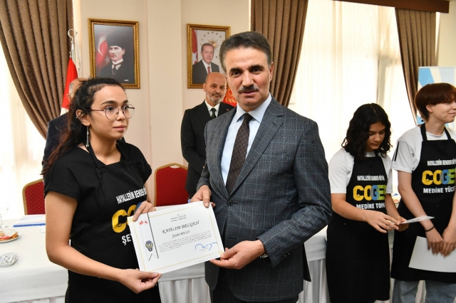 Isparta Emniyet Müdürlüğü, "Hayallerim Benden Büyük" Projesiyle Gençlere Pastacılık Kursu Düzenledi
