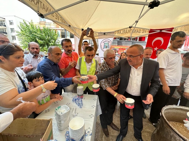 Isparta Esnaf teşkilatından halka aşure ikramı 
