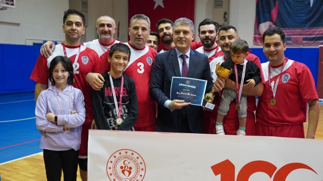 Isparta Gençlik ve Spor İl Müdürlüğü, Kamu Spor Oyunları Voleybol Turnuvası'nda Başarılı Performans Sergiledi