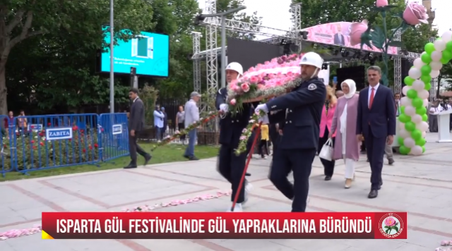 ISPARTA GÜL FESTİVALİNDE GÜL YAPRAKLARINA BÜRÜNDÜ