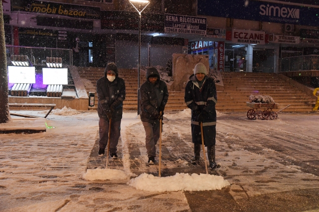 Isparta Haber: 300 kişilik ekiple karla mücadele