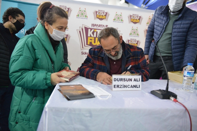 Isparta Haber: 5. Kitap Fuarında yazarlar büyük ilgi görüyor