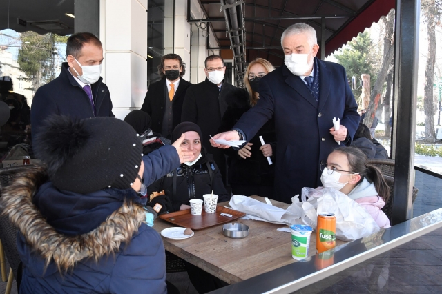 Isparta Haber: Başkan Başdeğirmen’den, öğrencilere yarı yıl hediyesi 