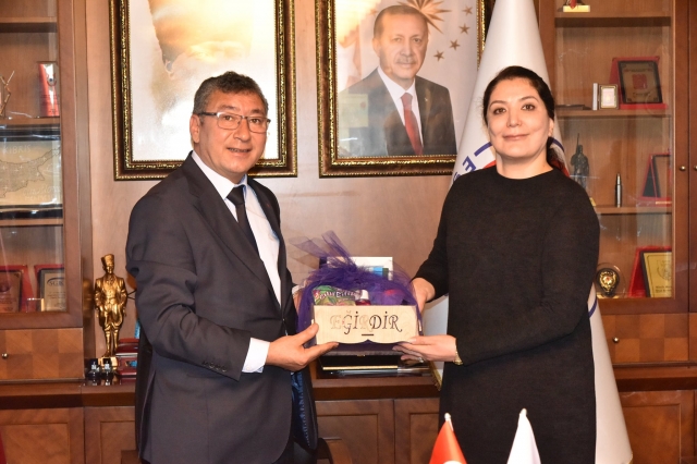 ISPARTA HABER: DR. FERİYAL FARHADI ANDARABI EĞİRDİR
BELEDİYE MECLİSİNDE KONUŞTU