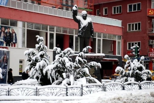 ISPARTA HABER: KAR YAĞIŞI KAZALARI DA BERABERİNDE GETİRDİ