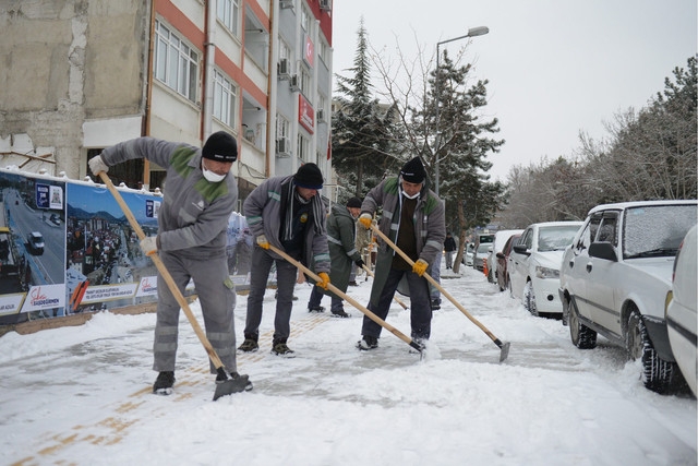 Isparta Haber: ​Karla mücadelede 70 iş makinesi
ve 260 personel görev aldı