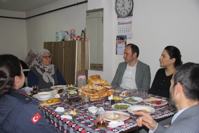 Isparta Haber: Kaymakam AKPINAR, Şehit Ailesi Evinde İftar Yaptı