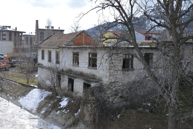 Isparta Haber: Metruk halde kalan eski halı yıkama fabrikası yıkıldı