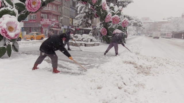 Isparta Haber: Şehrin dört bir yanında karla mücadele