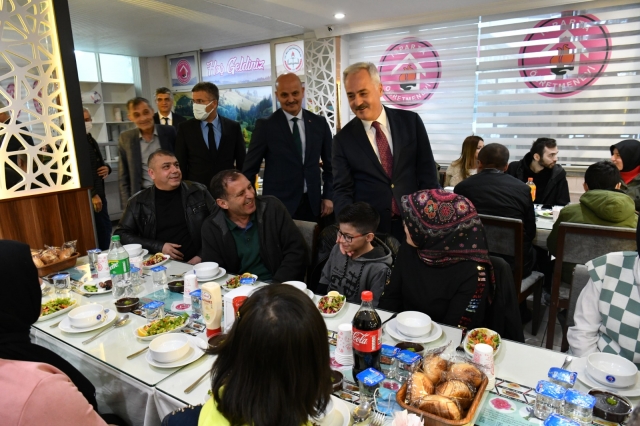 ISPARTA HABER: ​VALİ SEYMENOĞLU ÇOCUKLARLA İFTARDA BULUŞTU