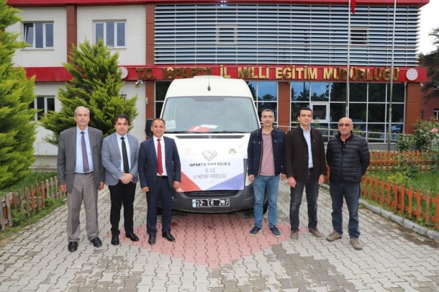 Isparta İl Millî Eğitim Müdürü, ÇEDES Projesiyle Kardeş Okullara Emanetleri Ulaştırdı